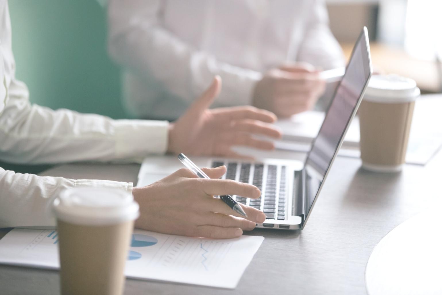 Teilnehmer beim flexiblen Lernen mit verschiedenen digitalen Geräten